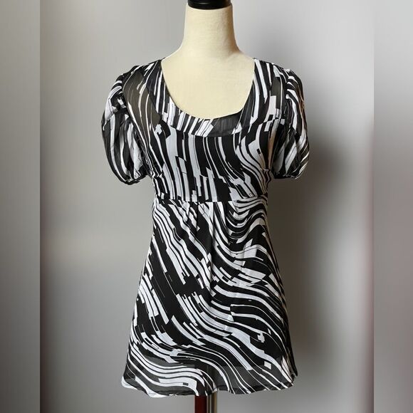 Essentials by Milano Black and White Semi-Sheer Pullover Blouse (Small) - Picture 8 of 11